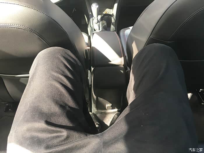 看我坐在后排这个腿部都到哪了!