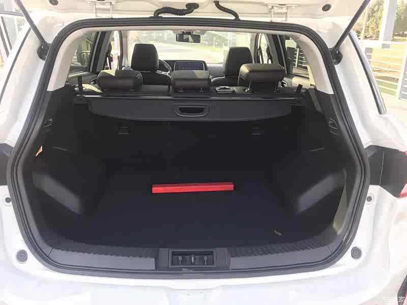 偶尔带下同事,所以空间方面根本没有担心的地方,后备箱目前还是空着的