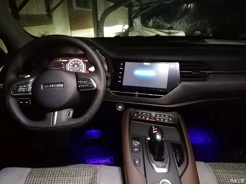 夜晚打开车门时,蓝色的氛围灯非常好看