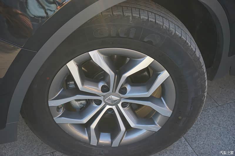 轮毂的设计挺喜欢,别具一格,自成一派.