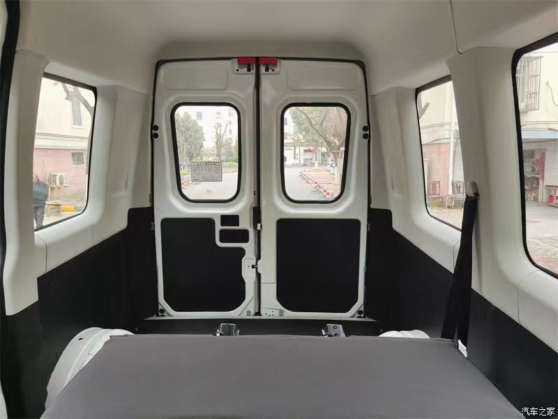 买车的时候特意对73过,欧胜空间是同类车里最大的毋庸置疑.