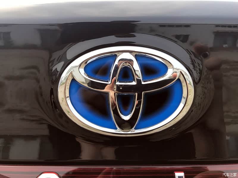 牛头里面涂着蓝色,标志着油电混合