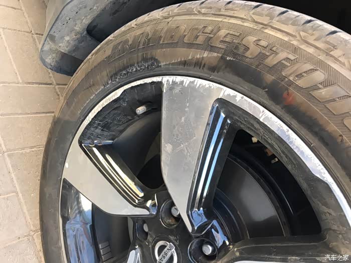 吐槽,卤素伤起,到晚俩眼摸黑,车漆薄,现在9000,平时车特心,但还细划痕