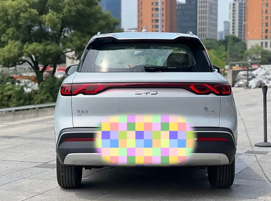 内饰5它的内饰设计简约清新,采用了黑米双色配色,营造出宽敞明亮的车