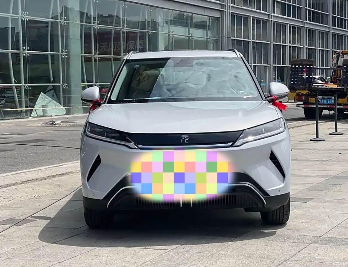 内饰5它的内饰设计简约清新,采用了黑米双色配色,营造出宽敞明亮的车